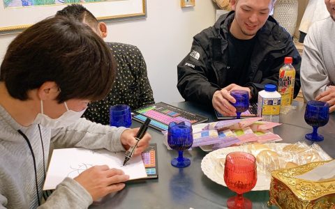 座談会⑤ 真剣にサインを書く森田選手。ここで新しいサインを考えていた模様